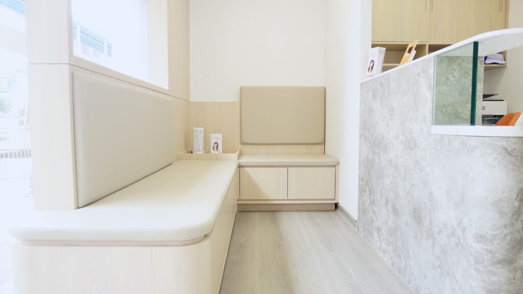 元朗立仁牙科診所環境設計以患者為中心，旨在創造一個舒適、衛生的治療空間。元朗屯門天水圍牙醫